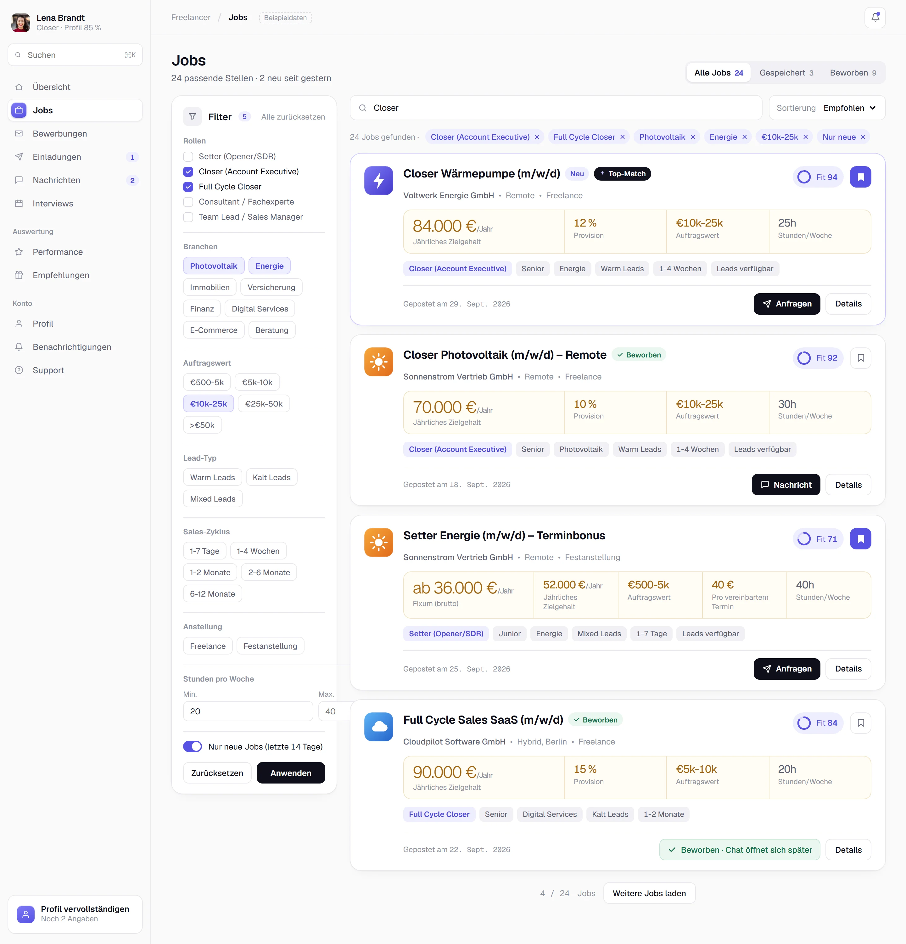 Screenshot der Salearis App: die Jobsuche mit Filtern nach Rolle und Branche, jede Karte zeigt Provision und Dealgröße.